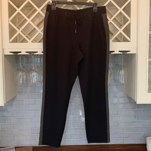 Cropped lululemon black pant with dark olive stripe in size 10